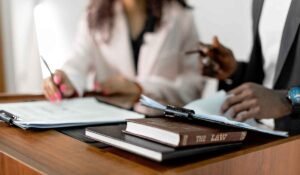 Leia mais sobre o artigo Termo de Consentimento Informado (TCLE): Por que seu Modelo “Ctrl+C” não te Protege em um Processo por Erro Médico