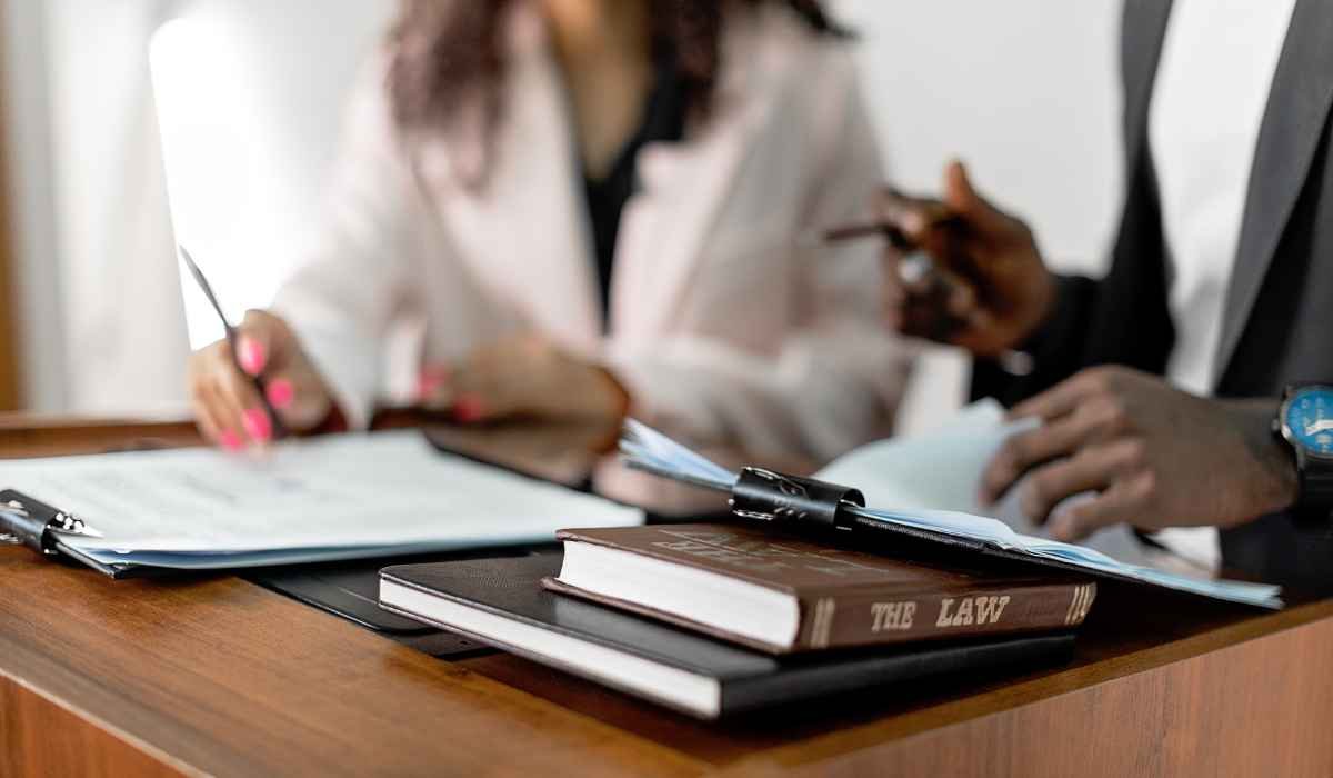 Termo de Consentimento Informado (TCLE): Por que seu Modelo “Ctrl+C” não te Protege em um Processo por Erro Médico